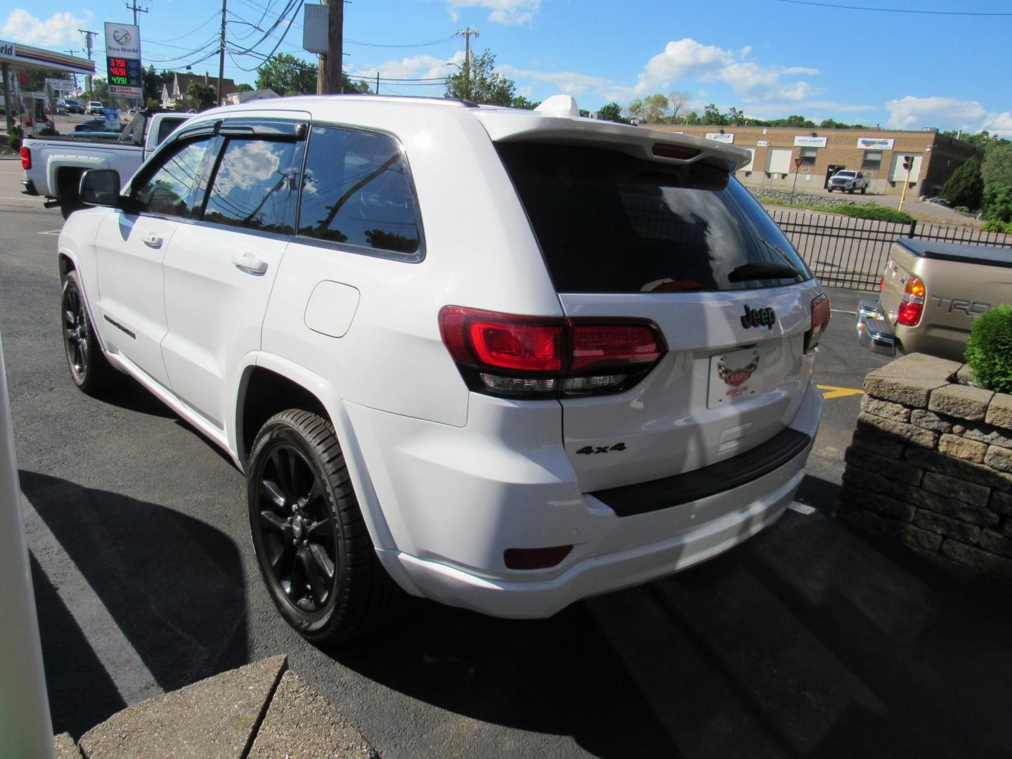 2018 White /BLACK Jeep Grand Cherokee Laredo 4WD (1C4RJFAG2JC) with an 3.6L V6 DOHC 24V engine, 8A transmission, located at 215 Milton St, Dedham, MA, 02026, (781) 329-5144, 42.241905, -71.157295- Photo#4