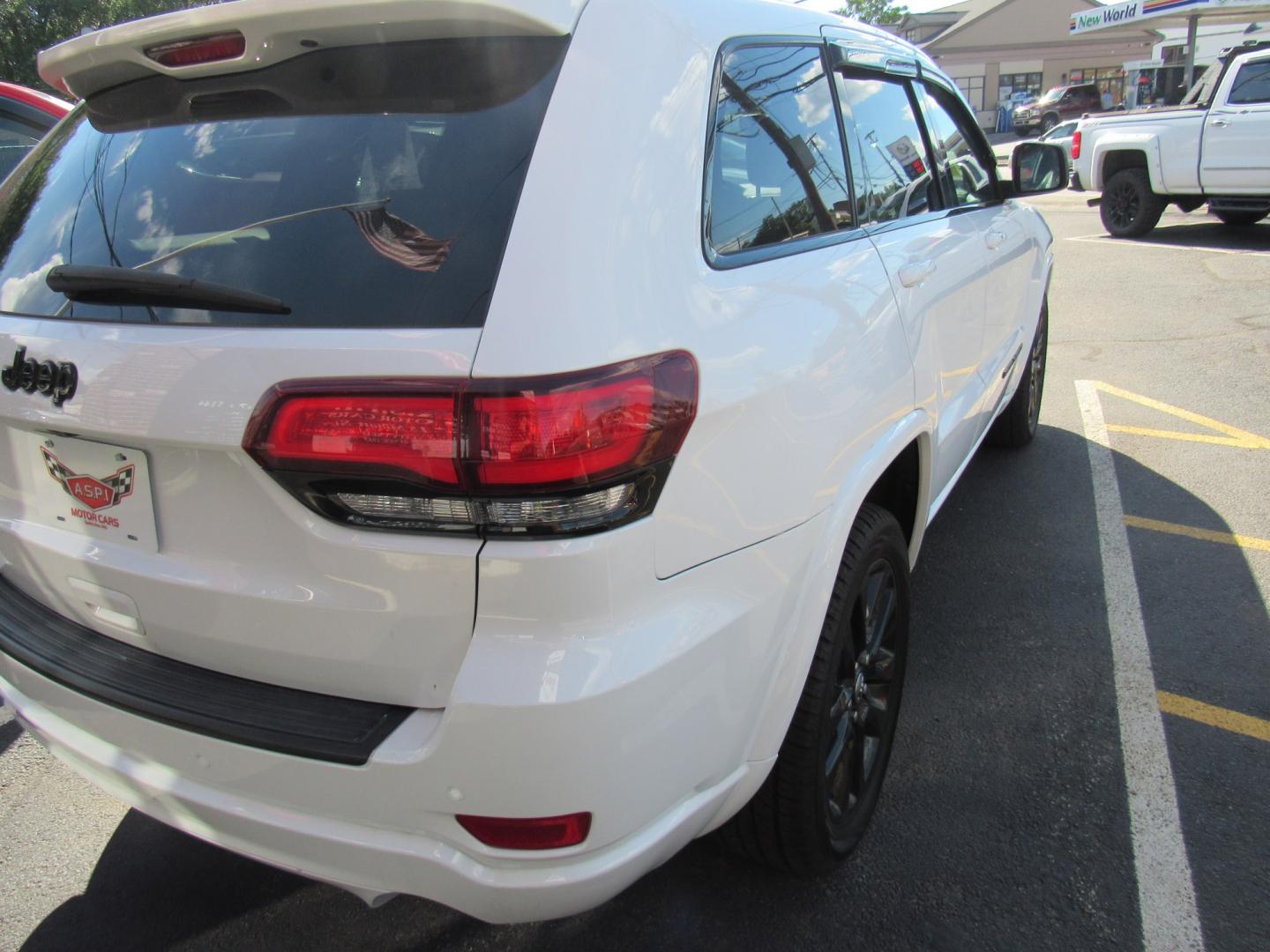 2018 White /BLACK Jeep Grand Cherokee Laredo 4WD (1C4RJFAG2JC) with an 3.6L V6 DOHC 24V engine, 8A transmission, located at 215 Milton St, Dedham, MA, 02026, (781) 329-5144, 42.241905, -71.157295- Photo#6