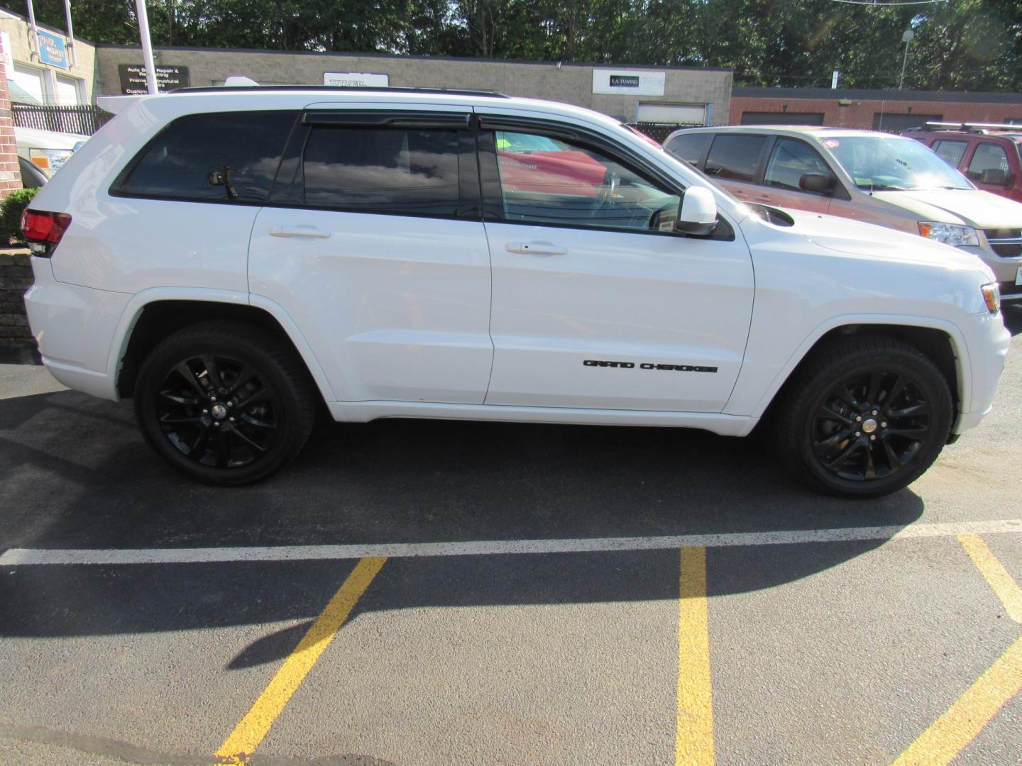2018 White /BLACK Jeep Grand Cherokee Laredo 4WD (1C4RJFAG2JC) with an 3.6L V6 DOHC 24V engine, 8A transmission, located at 215 Milton St, Dedham, MA, 02026, (781) 329-5144, 42.241905, -71.157295- Photo#7
