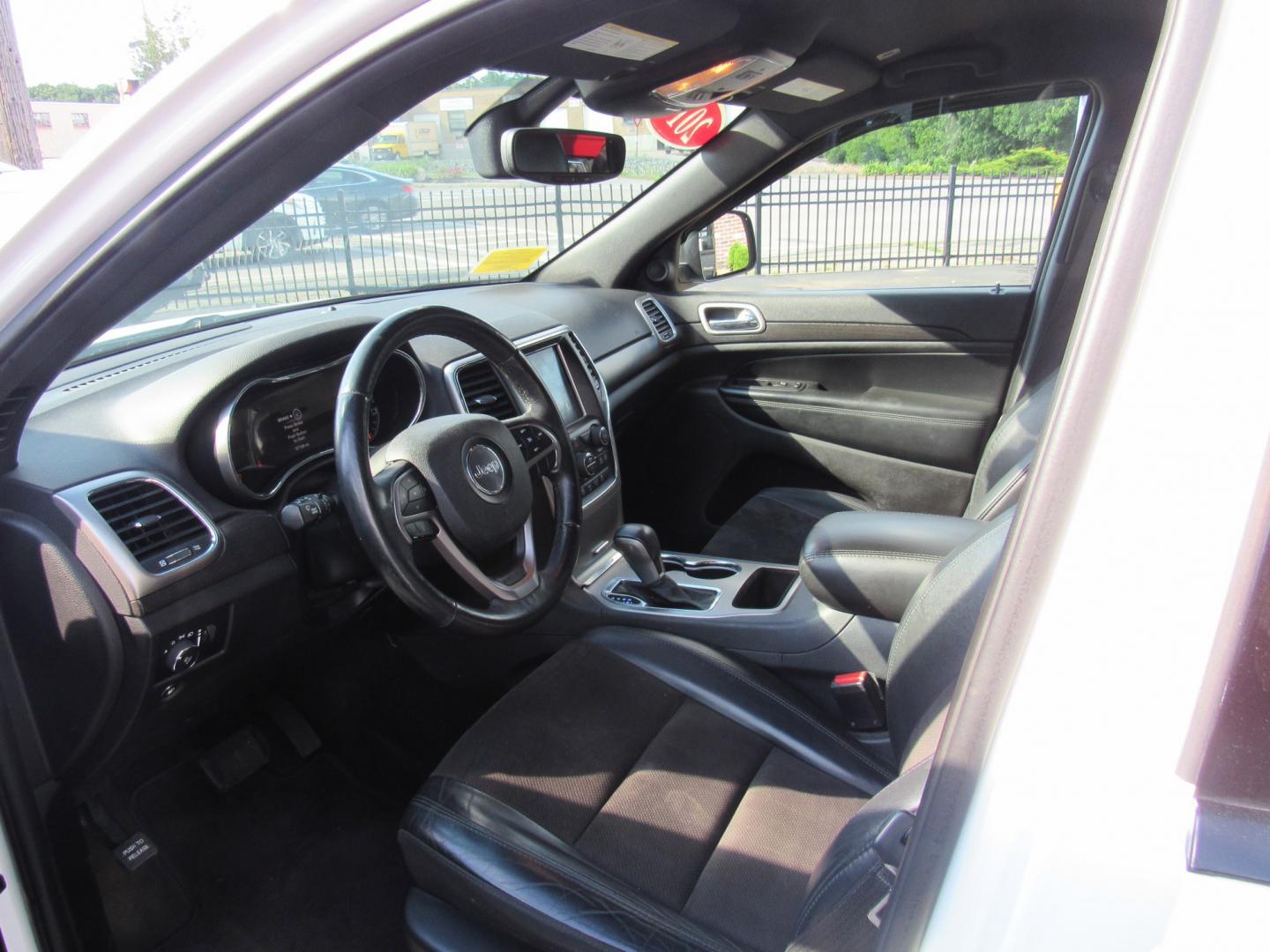 2018 White /BLACK Jeep Grand Cherokee Laredo 4WD (1C4RJFAG2JC) with an 3.6L V6 DOHC 24V engine, 8A transmission, located at 215 Milton St, Dedham, MA, 02026, (781) 329-5144, 42.241905, -71.157295- Photo#12