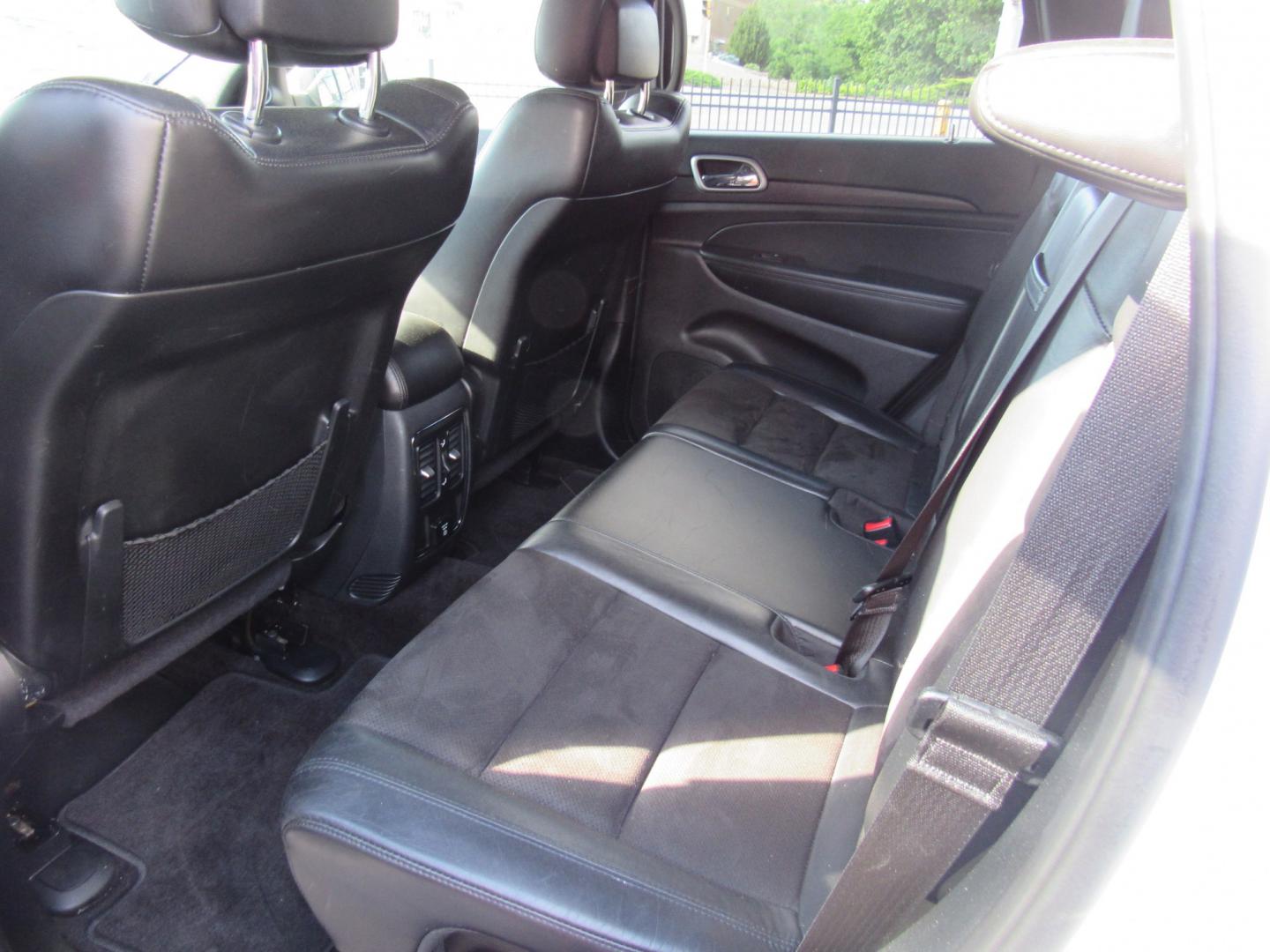 2018 White /BLACK Jeep Grand Cherokee Laredo 4WD (1C4RJFAG2JC) with an 3.6L V6 DOHC 24V engine, 8A transmission, located at 215 Milton St, Dedham, MA, 02026, (781) 329-5144, 42.241905, -71.157295- Photo#13