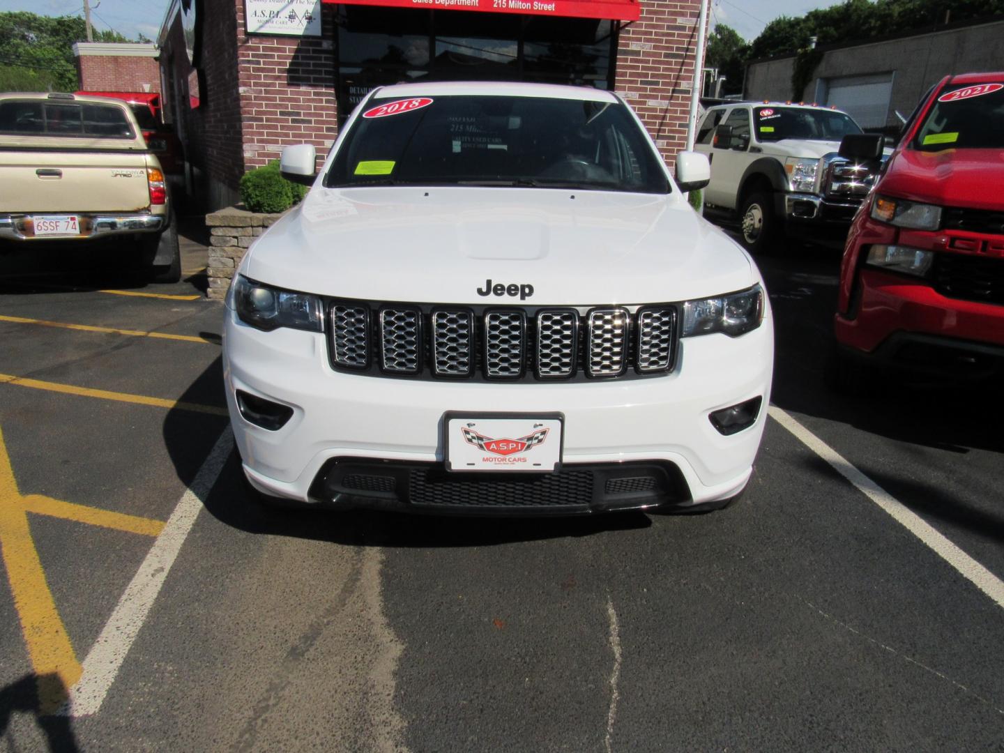 2018 White /BLACK Jeep Grand Cherokee Laredo 4WD (1C4RJFAG2JC) with an 3.6L V6 DOHC 24V engine, 8A transmission, located at 215 Milton St, Dedham, MA, 02026, (781) 329-5144, 42.241905, -71.157295- Photo#1