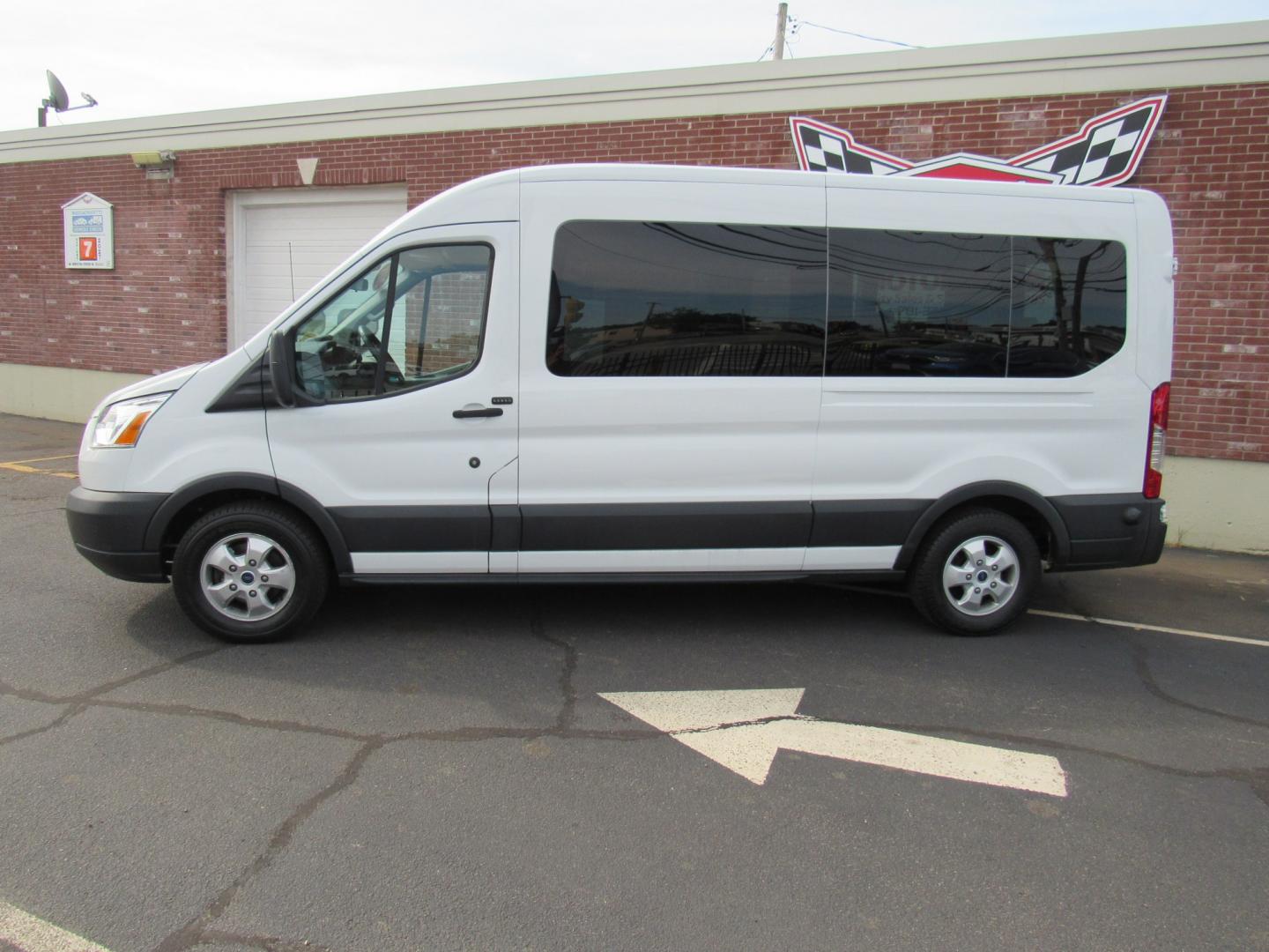 2018 Ford Transit Wagon XLT - Photo 4