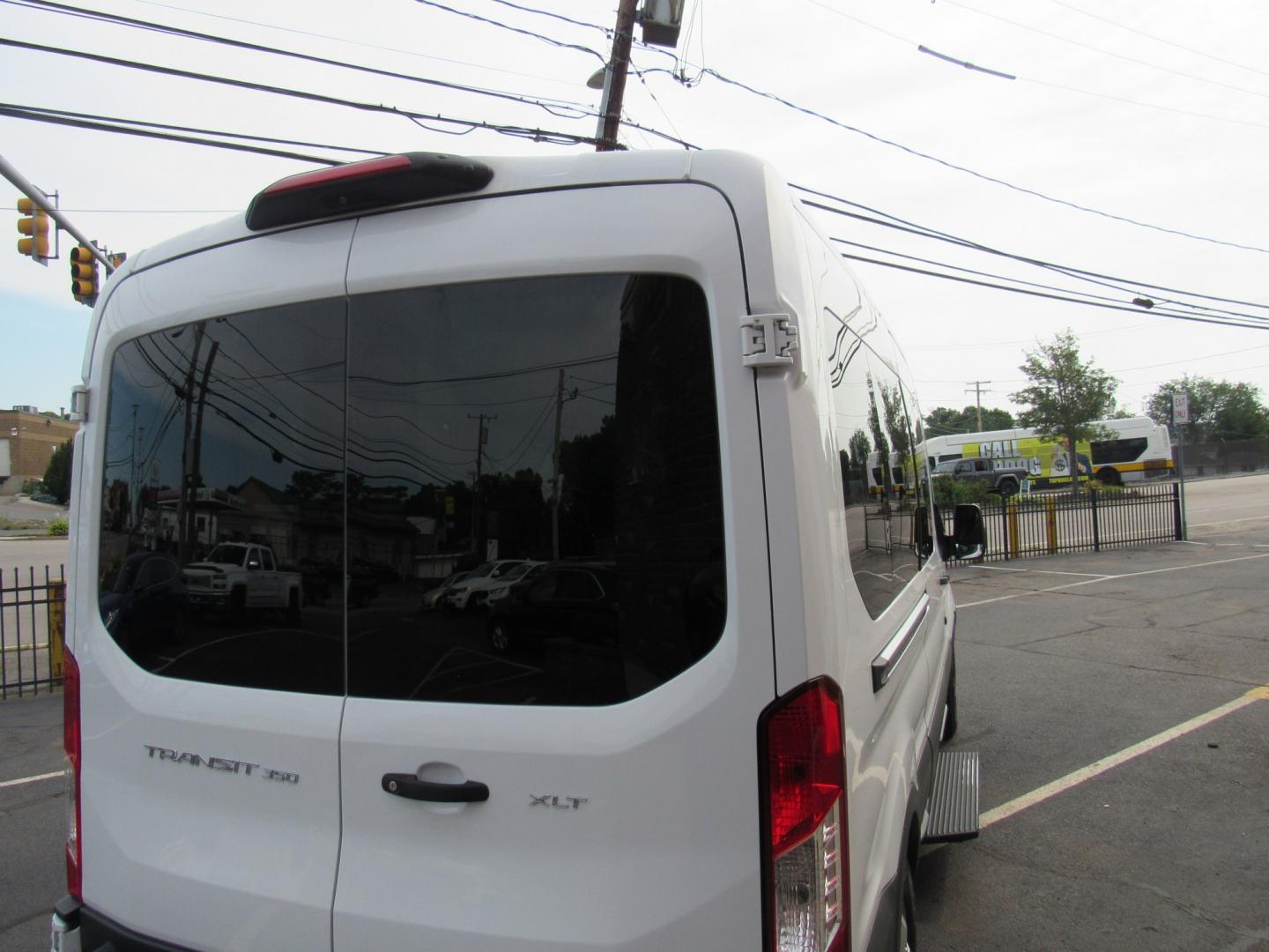 2018 Ford Transit Wagon XLT - Photo 7