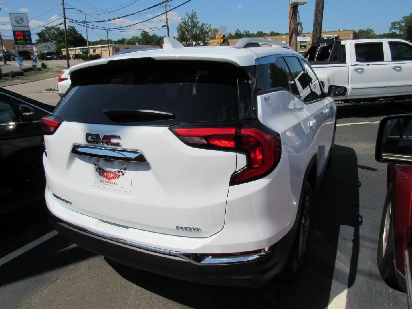 2019 White /BLACK GMC Terrain SLT AWD (3GKALVEV0KL) with an 1.4L L4 DOHC 16V TURBO engine, 6A transmission, located at 215 Milton St, Dedham, MA, 02026, (781) 329-5144, 42.241905, -71.157295 - This nice low mileage SUV is in excellent condition. Runs like new. Comes with a 3/3 warranty included in the price. Call for details. All ASPI Motor Cras vehicles are fully serviced before they are delivered to assure the highest quality used vehicles.- Photo#6