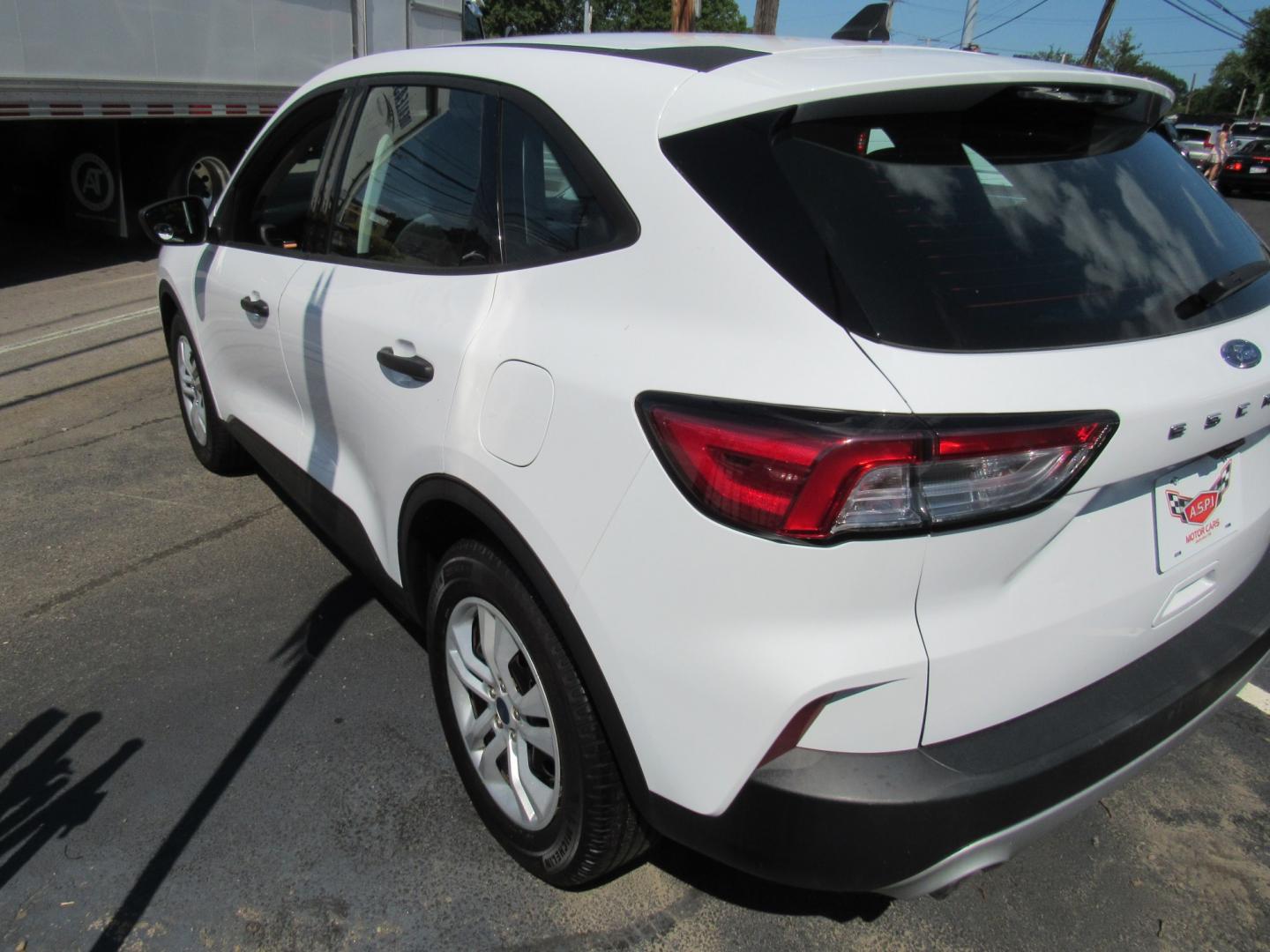 2022 White /Gray Ford Escape S (1FMCU0F65NU) with an 1.5L L3 engine, 6A transmission, located at 215 Milton St, Dedham, MA, 02026, (781) 329-5144, 42.241905, -71.157295 - This nice SUV is in excellent condition. Runs like new. Comes with a 3/3 warranty included in the price. Call for details. All ASPI Motor Cras vehicles are fully serviced before they are delivered to assure the highest quality used vehicles.- Photo#4