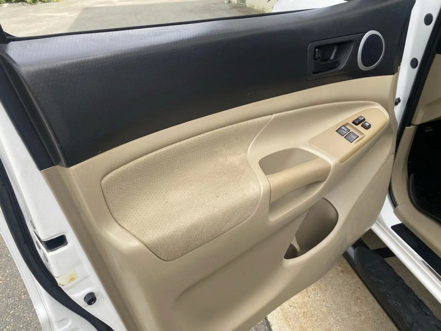 2011 White /Tan Toyota Tacoma Access Cab V6 4WD (5TFUU4EN8BX) with an 4.0L V6 DOHC 24V engine, 5M transmission, located at 215 Milton St, Dedham, MA, 02026, (781) 329-5144, 42.241905, -71.157295 - Get ready to hit the road in this rugged and reliable 2011 Toyota Tacoma! This white beauty is equipped with all the essentials to make your driving experience smooth and secure. From the powerful anti-lock braking system to the stability control system, you can drive with confidence knowing that yo- Photo#14