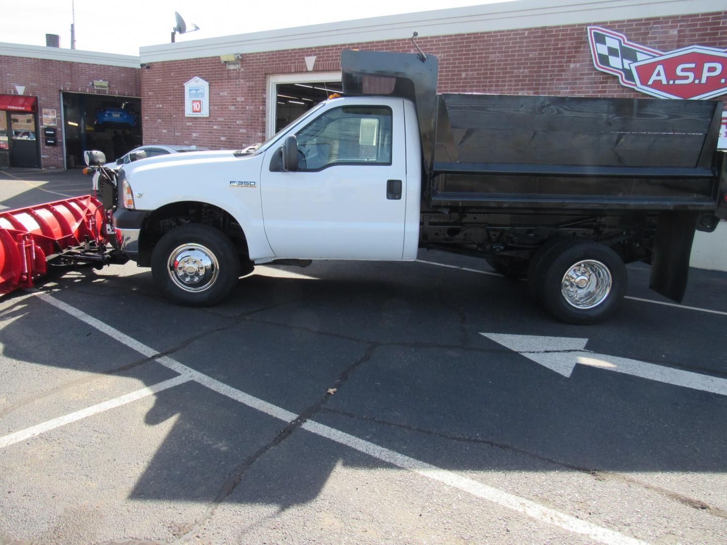 2006 White /Gray Ford F-350 SD XL 4WD DRW (1FDWF37Y76E) with an 6.8L V10 SOHC 30V engine, located at 215 Milton St, Dedham, MA, 02026, (781) 329-5144, 42.241905, -71.157295 - This nice dump truck is in excellent condition for the year. Low mileage facility truck. Well maintained. Comes with a 9' Boss plow and Strobe lights. This vehicle has been serviced and runs great. All commercial vehicles are sold as-is. We suggest having the vehicle inspected before purchase. Call- Photo#3