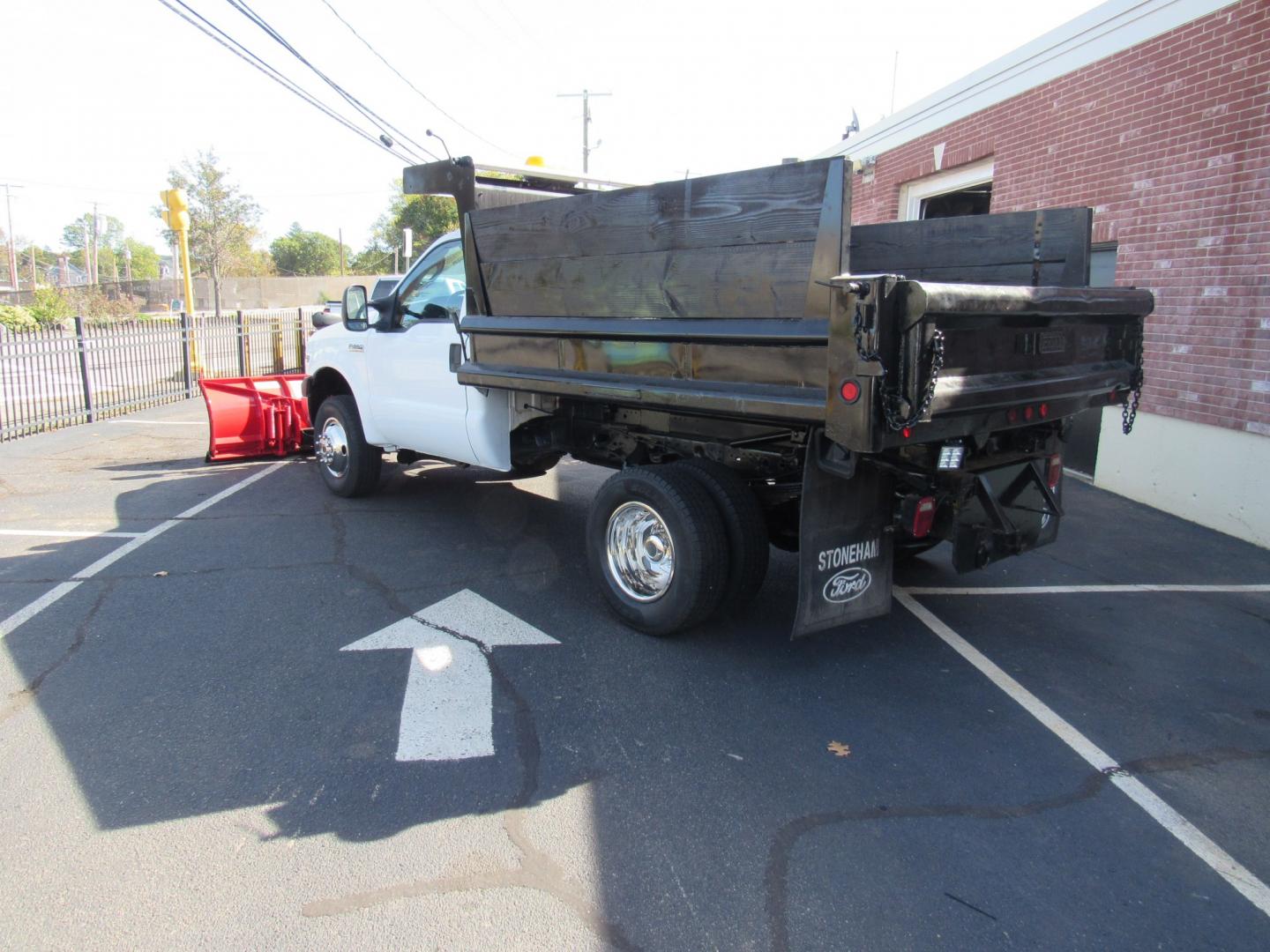 2006 White /Gray Ford F-350 SD XL 4WD DRW (1FDWF37Y76E) with an 6.8L V10 SOHC 30V engine, located at 215 Milton St, Dedham, MA, 02026, (781) 329-5144, 42.241905, -71.157295 - This nice dump truck is in excellent condition for the year. Low mileage facility truck. Well maintained. Comes with a 9' Boss plow and Strobe lights. This vehicle has been serviced and runs great. All commercial vehicles are sold as-is. We suggest having the vehicle inspected before purchase. Call- Photo#4