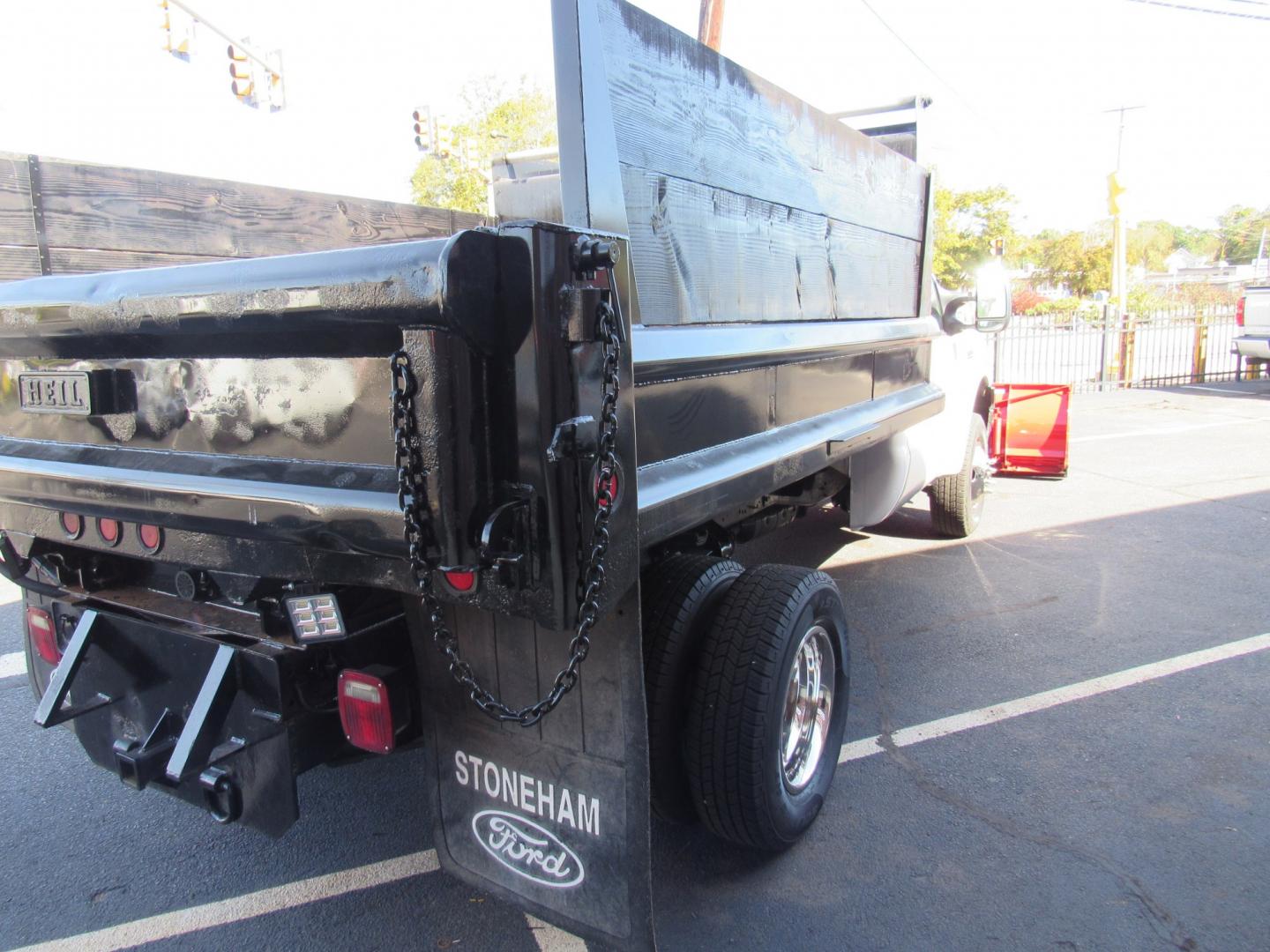 2006 White /Gray Ford F-350 SD XL 4WD DRW (1FDWF37Y76E) with an 6.8L V10 SOHC 30V engine, located at 215 Milton St, Dedham, MA, 02026, (781) 329-5144, 42.241905, -71.157295 - This nice dump truck is in excellent condition for the year. Low mileage facility truck. Well maintained. Comes with a 9' Boss plow and Strobe lights. This vehicle has been serviced and runs great. All commercial vehicles are sold as-is. We suggest having the vehicle inspected before purchase. Call- Photo#6